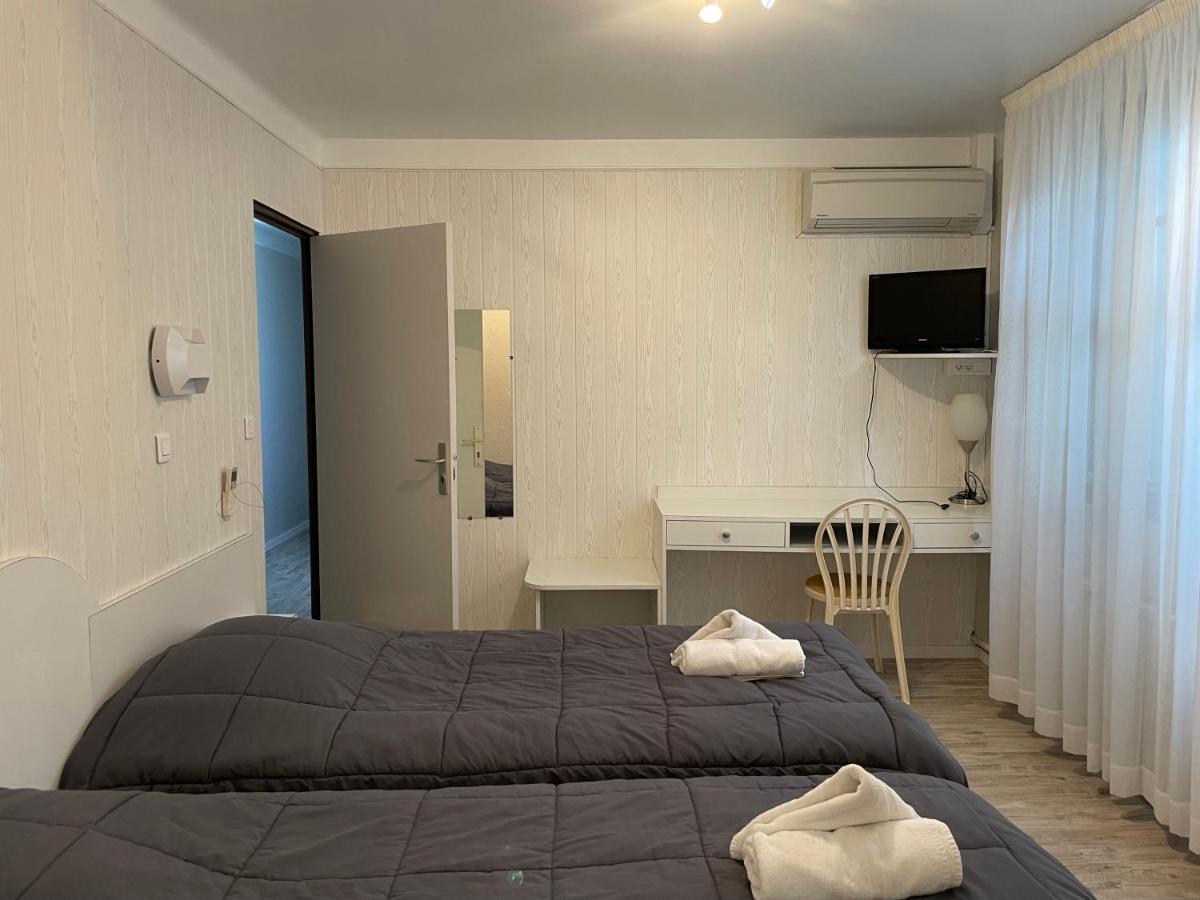 Hotel Les Chenes Систерон Экстерьер фото