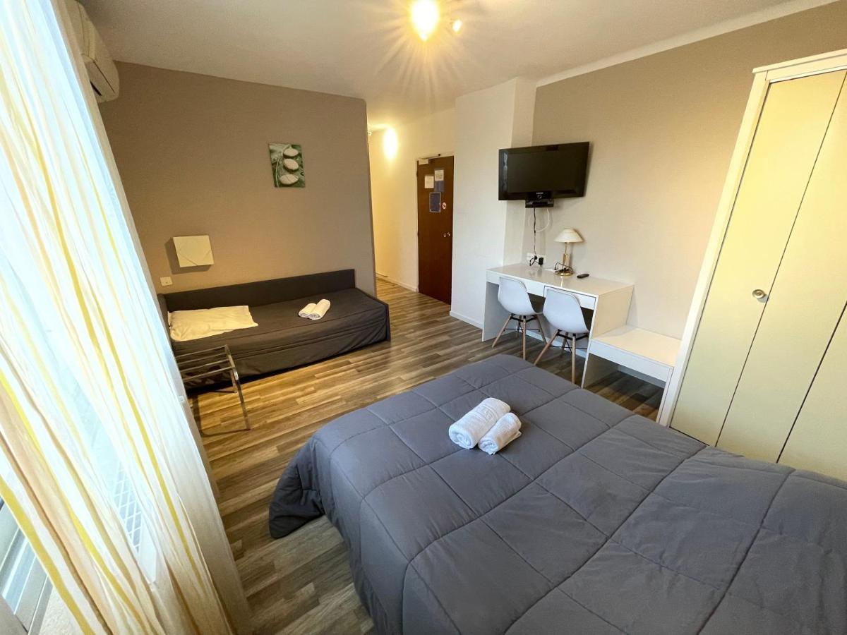 Hotel Les Chenes Систерон Экстерьер фото