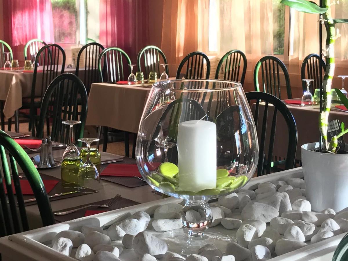 Hotel Les Chenes Систерон Экстерьер фото